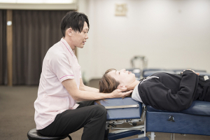 寺倉ハピネス接骨院・整体院の整体の施術風景画像です。