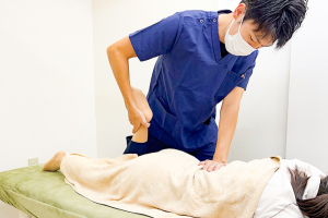 井荻駅前接骨院の骨盤矯正の施術画像