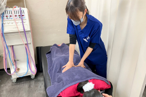 西浦和駅前鍼灸接骨院のぎっくり腰の施術風景画像です。