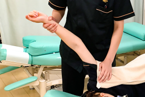 くまのみ整骨院　武蔵浦和駅前院【鍼灸】の肩こりの施術画像