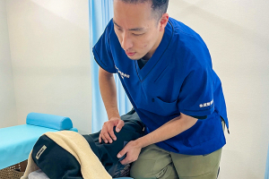 ぺんぎん堂整骨院　生田の肩こりの施術風景画像です。