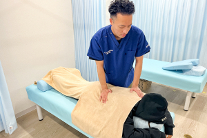 ぺんぎん堂整骨院　生田の腰痛の施術風景画像です。