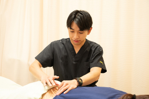 横浜駅西口あおば接骨院はりきゅう院の鍼施術のお写真です。