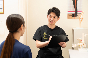 横浜駅西口あおば接骨院はりきゅう院のカウンセリング中のお写真です。