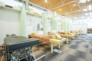 片瀬あおば接骨院で整体施術を受ける内観画像