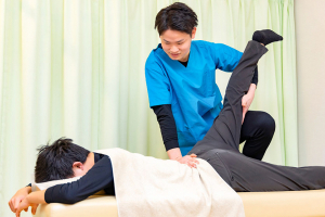 菊名かなで整骨院の骨盤矯正施術の施術風景画像です。