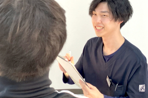 千歳駅南接骨院のカウンセリング風景画像です。