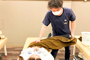 瑞江駅前接骨院の骨盤矯正施術の施術風景画像です。