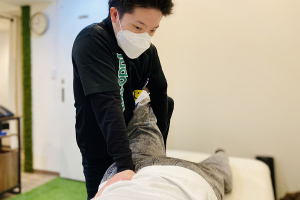 柔道整復院　ｊｕｄｏ－ｓｅｉｆｕｋｕｉｎ　武蔵関ａｎｄ鍼灸院の骨盤矯正施術の施術風景画像です。