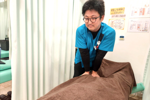 こころ整体院　佐世保院の骨盤矯正施術の施術風景画像です。