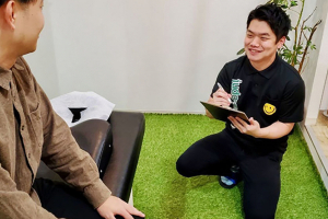 柔道整復院　ｊｕｄｏ－ｓｅｉｆｕｋｕｉｎ　所沢 ａｎｄ鍼灸院のカウンセリング風景画像です。