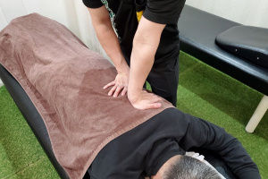 柔道整復院　ｊｕｄｏ－ｓｅｉｆｕｋｕｉｎ　所沢 ａｎｄ鍼灸院の骨盤矯正施術の施術風景画像です。