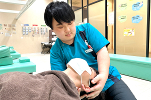 こころ整骨院 ラソラ札幌院の整体の施術風景画像です。