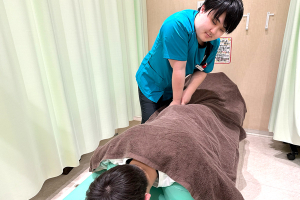 こころ整骨院　ラソラ札幌院の骨盤矯正施術の施術風景画像です。