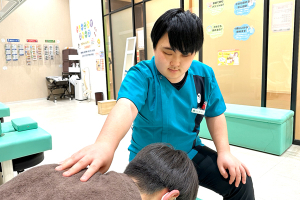  こころ整骨院　ラソラ札幌院の肩こりの施術風景画像です。