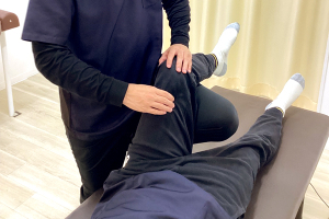 二俣川駅前鍼灸院・接骨院　ジョイナステラス３院の整体の施術風景画像です。