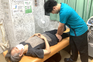 こころ整体院　三軒茶屋院の膝痛の施術風景画像です。