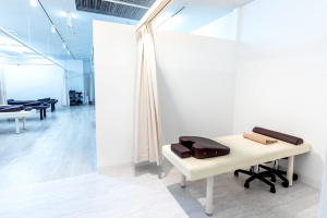 あおば鍼灸院接骨院 栄ナディアパーク店で整体施術を受ける内観画像