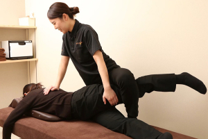 カラダのミカタ鍼灸整骨院　天王寺院の骨盤矯正施術の施術風景画像です。