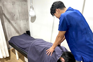 西新宿ヒューマンアジャスト鍼灸接骨院の整体の施術風景画像