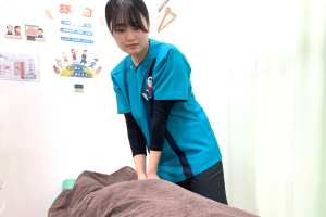 こころ整骨院　琴似院の骨盤矯正施術の施術風景画像です。