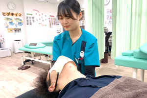こころ整骨院　琴似院の肩こりの施術風景画像です。