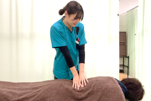 こころ整骨院　琴似院の腰痛の施術風景画像です。