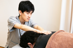 あい鍼灸院・接骨院　ホワイティ梅田院の肩こりの施術画像