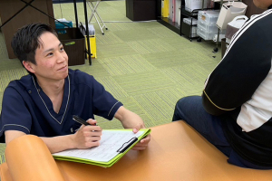 甲斐整骨院国府院のカウンセリング風景の画像