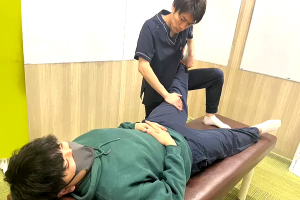 甲斐整骨院　新屋敷院の整体の施術風景画像です。