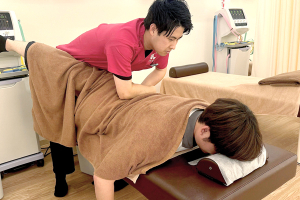 船橋藤原整骨院の腰痛の施術風景画像です。