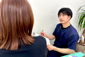 平岸駅前整骨院のカウンセリング風景画像です。