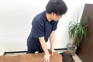 平岸駅前整骨院の整体の施術風景画像です。