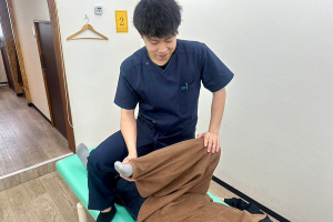 平岸駅前整骨院の骨盤矯正施術の施術風景画像です。