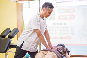 元整骨院 上戸田院で整体施術を受ける内観画像