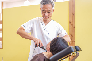 元整骨院　上戸田院の肩こりの施術風景画像です。