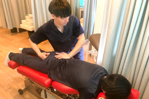 高田馬場名倉堂鍼灸接骨院の骨盤矯正施術の施術風景画像です。