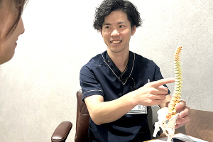 ＧＲＯＷＵＰ鍼灸整骨院烏丸御池の腰痛施術のカウンセリング風景の画像