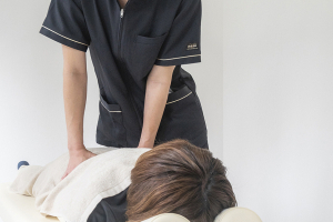 池袋東鍼灸整骨院のあん摩マッサージ指圧の施術風景画像です。