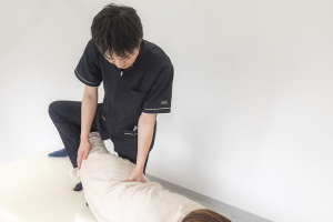 池袋東鍼灸整骨院の骨盤矯正の施術画像