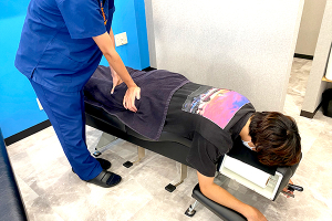 洪福寺松原の接骨院・はり灸院の骨盤矯正の施術風景画像です。