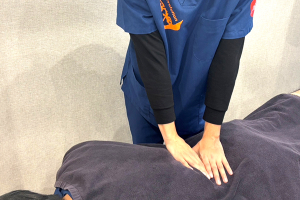 洪福寺松原の接骨院・はり灸院の腰痛の施術風景画像です。