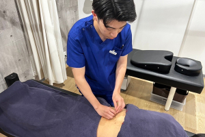 足利市駅鍼灸接骨院の鍼灸施術の施術風景画像です。
