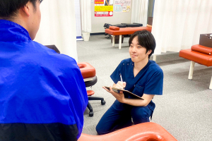 むげん鍼灸接骨院岩地院の整体施術のカウンセリング風景の画像