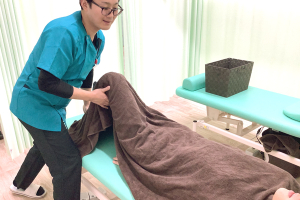 こころ整骨院　永山院の骨盤矯正施術の施術風景画像です。