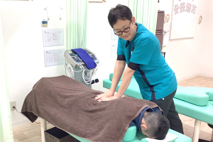 こころ整骨院　永山院の指圧マッサージ施術の施術風景画像です。