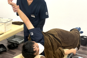 南平岸駅前接骨院の整体の施術風景画像です。