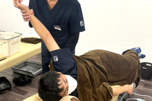 南平岸駅前接骨院の肩こりの施術風景画像です。