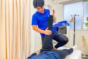 スポーツ総合治療院ＡＣＴ　駒沢店【鍼灸】の膝痛の施術風景画像です。