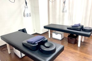 三郷駅北口早稲田接骨院で整体施術を受ける内観画像